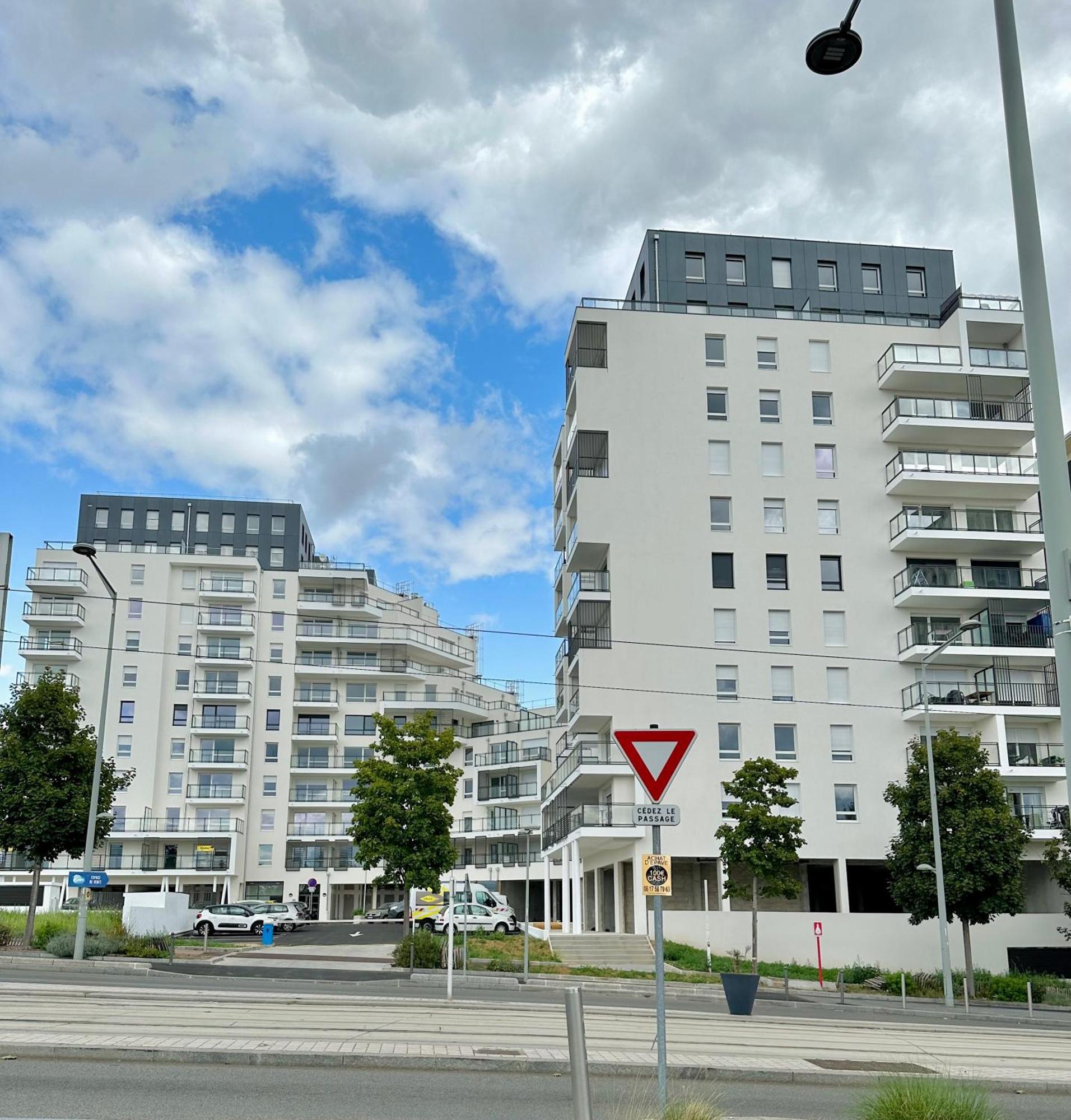 Agreable 2 Pieces Avec Balcon Et Parking Transports By Immo Kit Bnb Sarcelles Exteriör bild